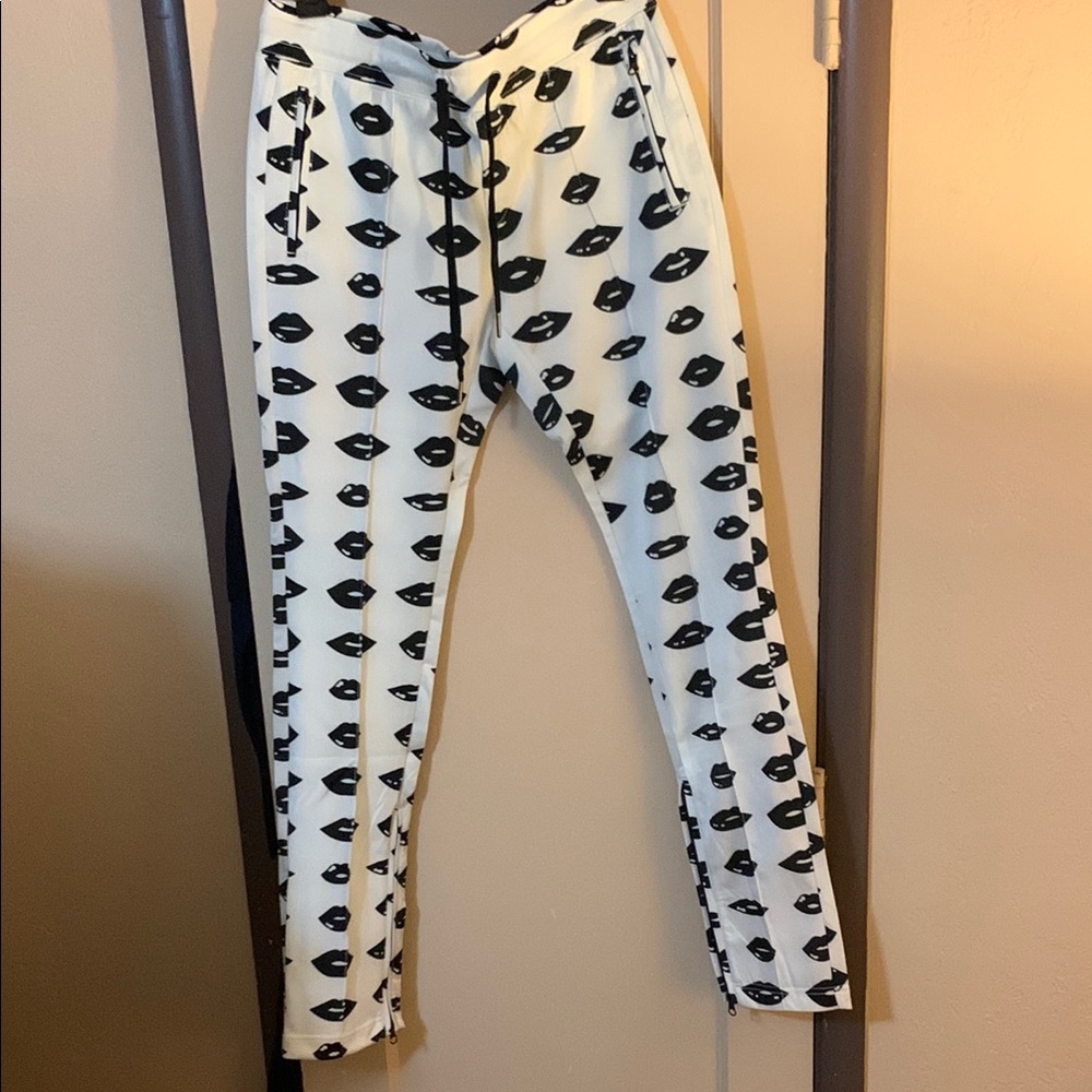 Trendy Black and White Lip Pattern Cropped Pants
